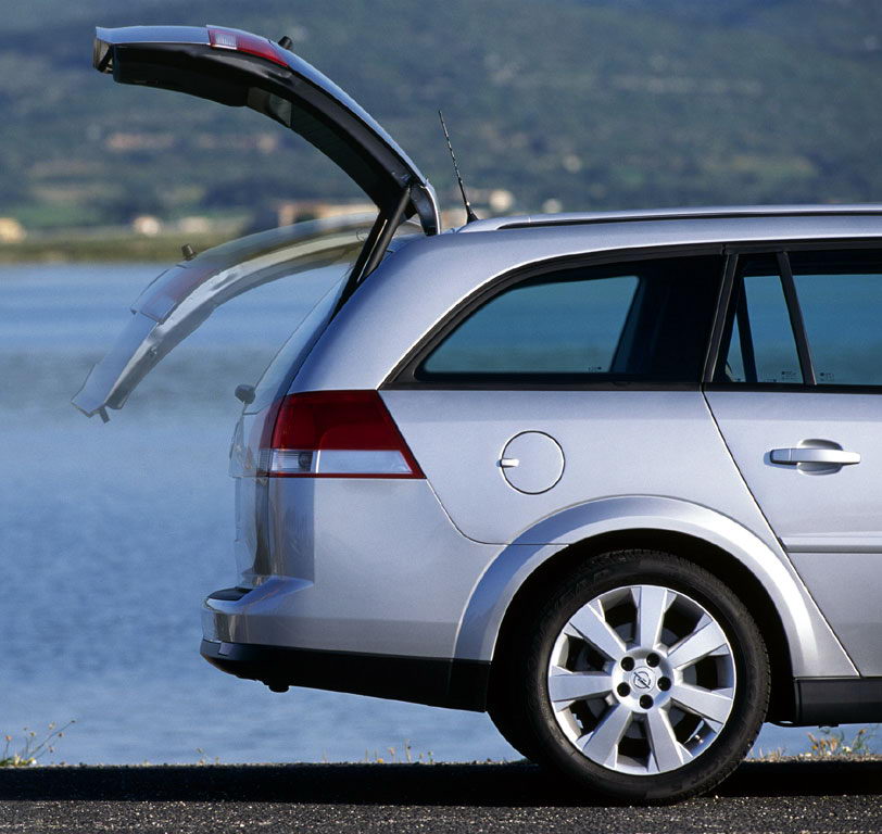 Opel Vectra Caravan 2003 006.jpg